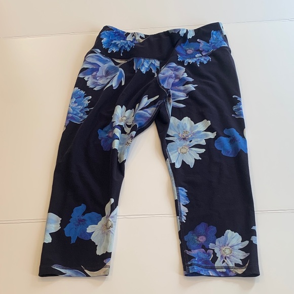 Old Navy Elevate Cropped Blue Flowered Leggings ~ Women’s Large / XL - Picture 1 of 4